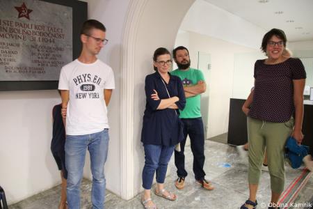 Stene občinske stavbe krasi razstava z naslovom Po sledeh izumirajoče obrti na Kamniškem (15)